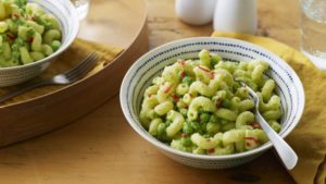 Avocado pasta with peas and mint
