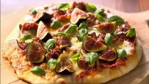 Prosciutto, mozzarella and fig pizza