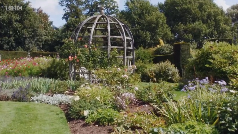 You are currently viewing Glorious Gardens from Above episode 6 – Oxfordshire