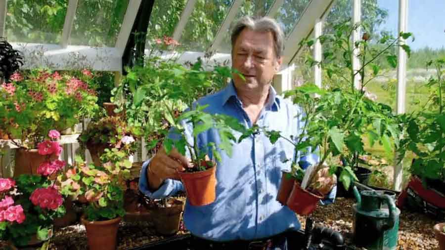 Grow Your Own At Home With Alan Titchmarsh episode 4